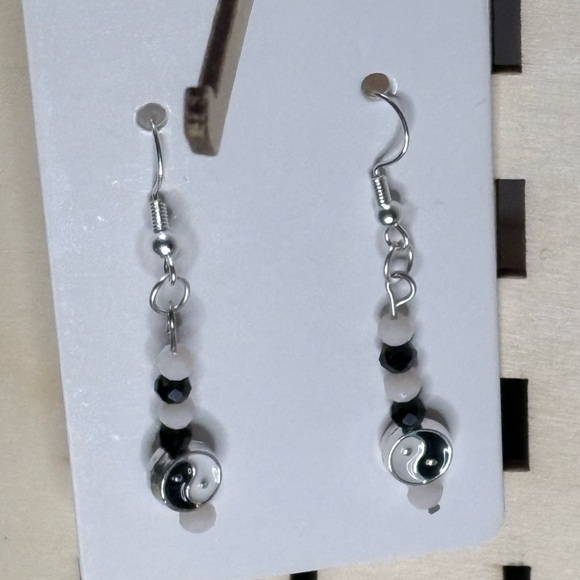Handcrafted yun yang dangle earrings - Picture 2 of 3